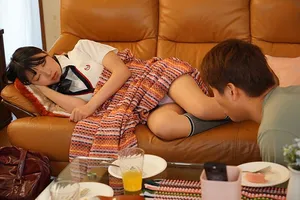Chàng trai trộm nhìn quần lót bồ em ghệ đang ngủ thì bị phát hiện