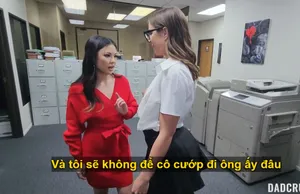 Bố dượng may mắn làm tình cùng lúc con búp bê và em trợ lý riêng